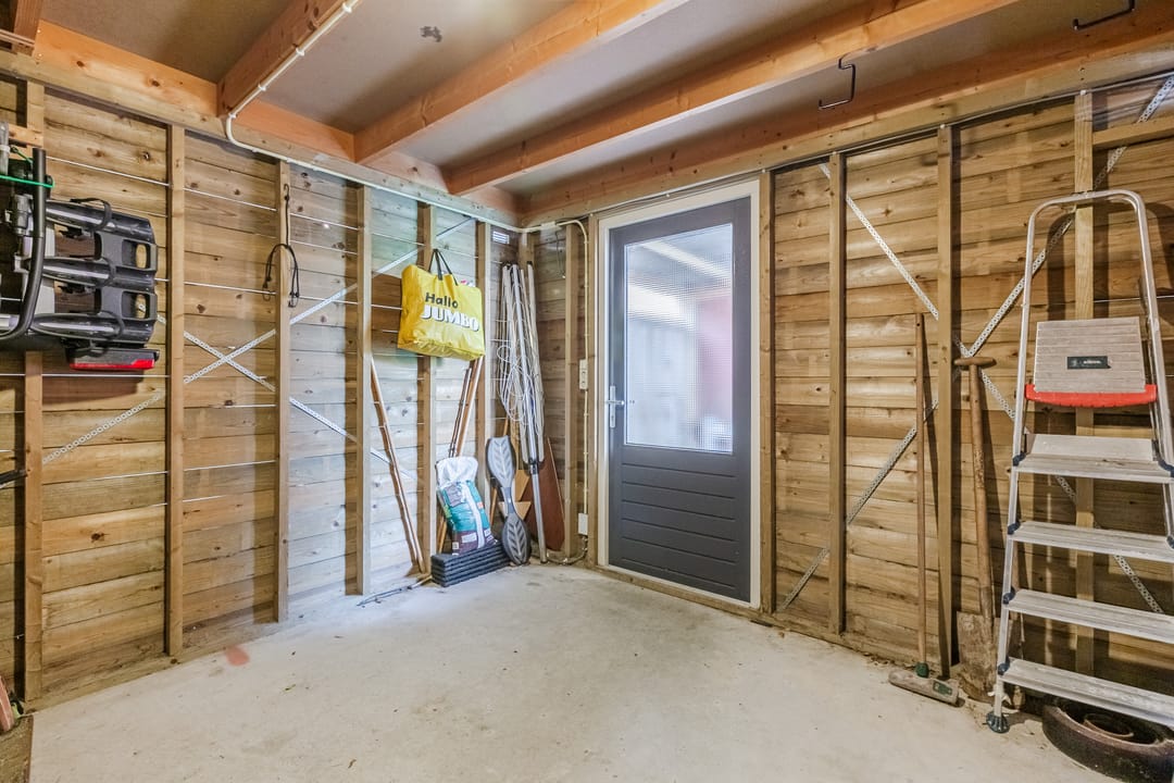 Spacious Move-in Ready Family Home with Sunny Garden in Nieuw-Vennep — 50