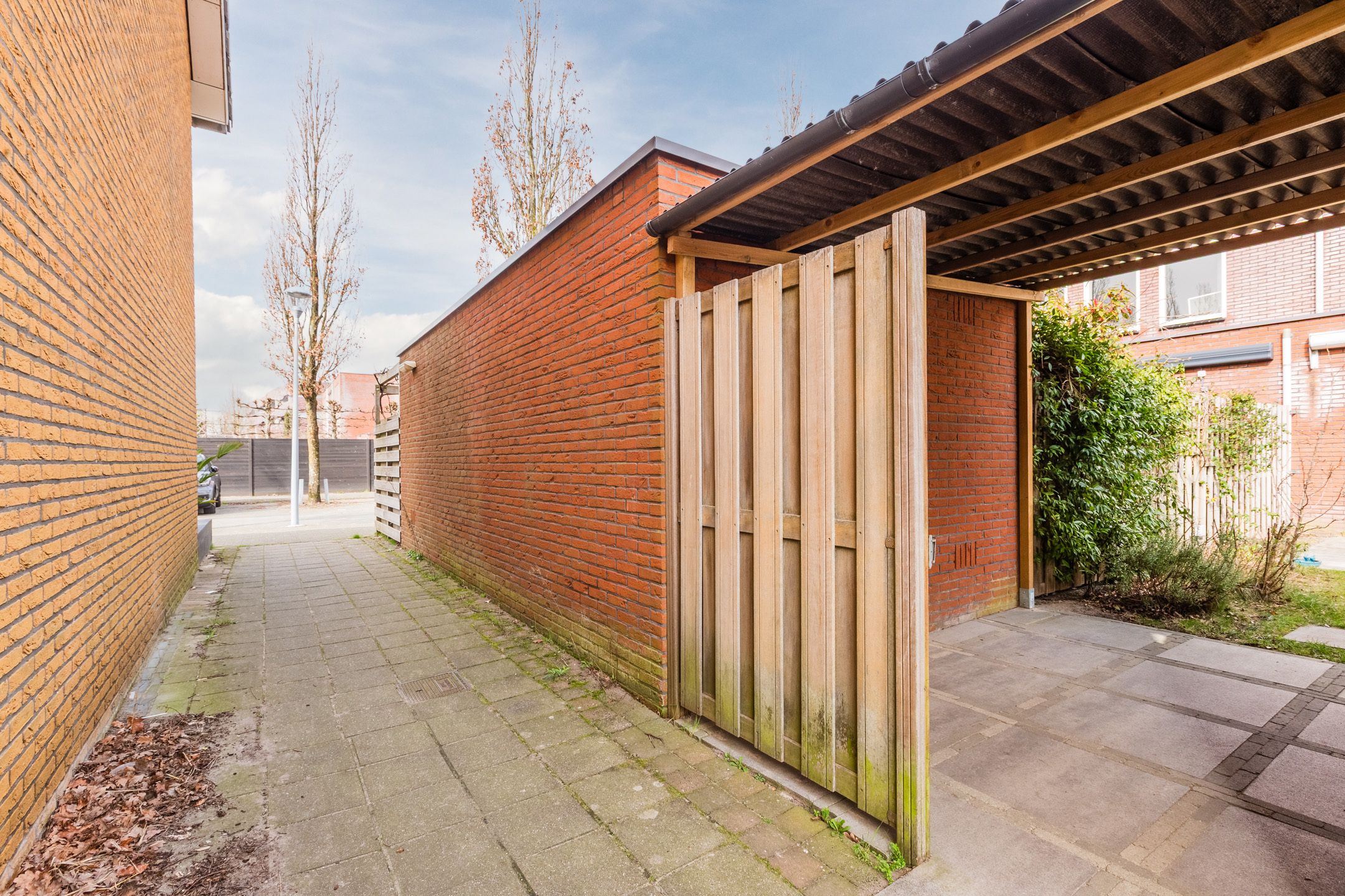 Spacious Move-in Ready Family Home with Sunny Garden in Nieuw-Vennep — 52