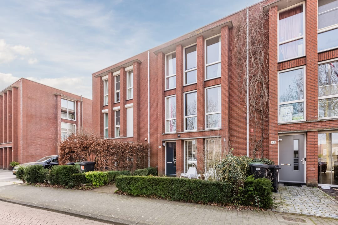 Spacious Move-in Ready Family Home with Sunny Garden in Nieuw-Vennep — 55