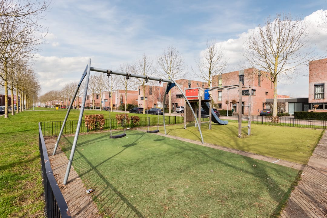 Spacious Move-in Ready Family Home with Sunny Garden in Nieuw-Vennep — 58