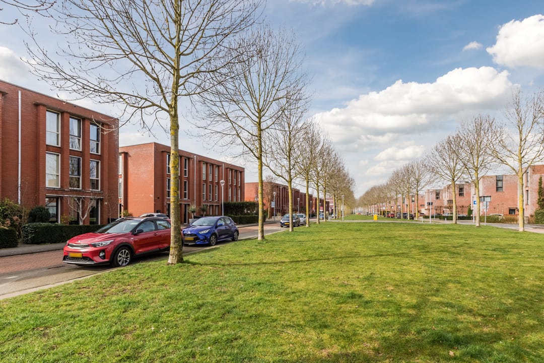 Spacious Move-in Ready Family Home with Sunny Garden in Nieuw-Vennep — 59
