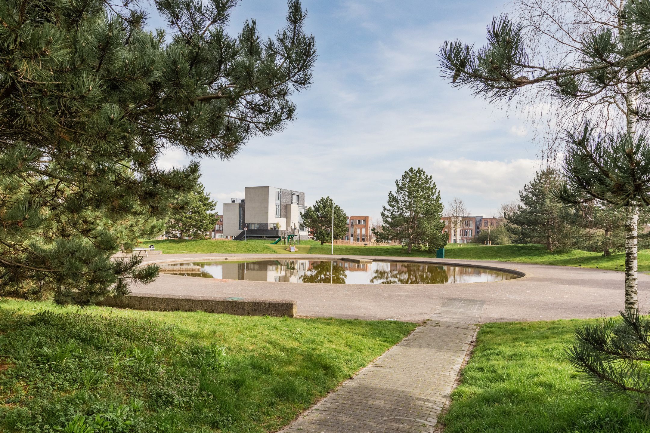 Spacious Move-in Ready Family Home with Sunny Garden in Nieuw-Vennep — 60
