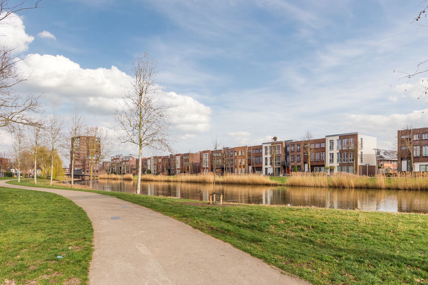 Spacious Move-in Ready Family Home with Sunny Garden in Nieuw-Vennep — 62