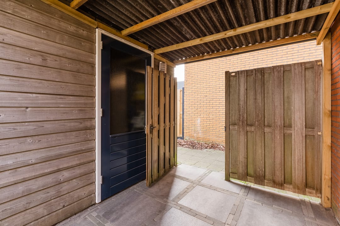 Spacious Move-in Ready Family Home with Sunny Garden in Nieuw-Vennep — 51