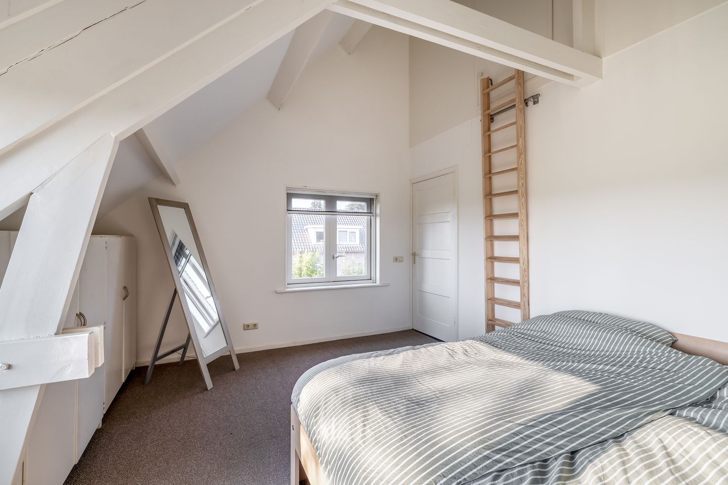 Eye-catching Life-cycle proof Semi-detached Home with Stunning Views — 18