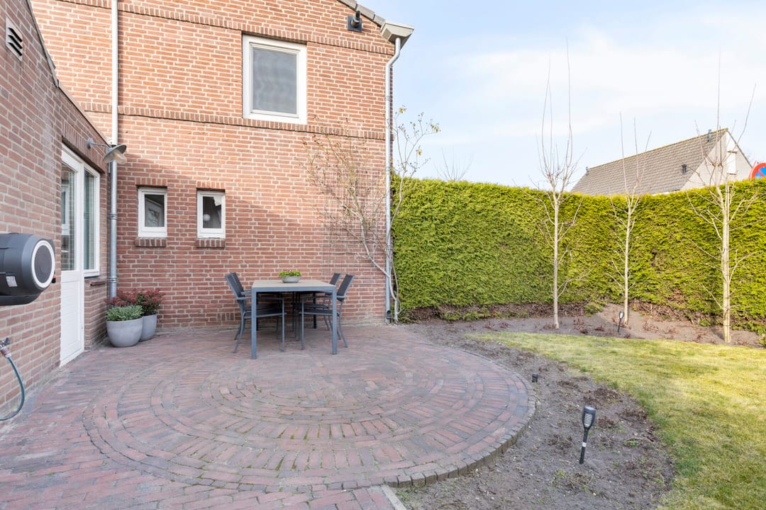 Characteristic Semi-Detached House with Garage and Two Gardens in Volkel — 38