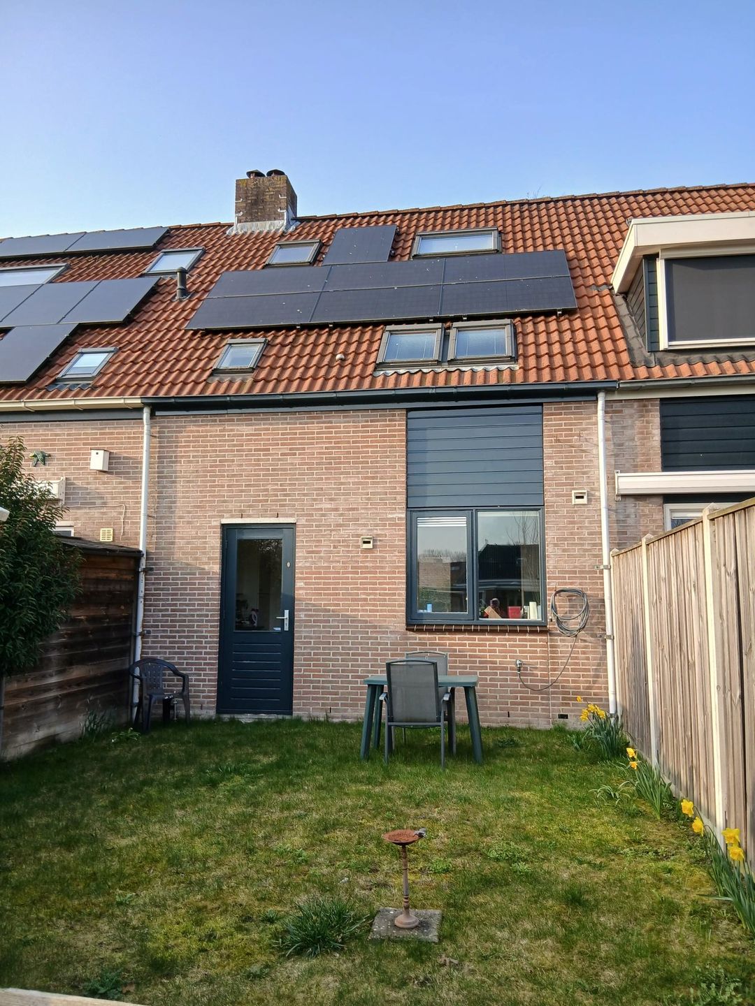 Ruime tussenwoning met vier slaapkamers en vrij uitzicht in Zwaag