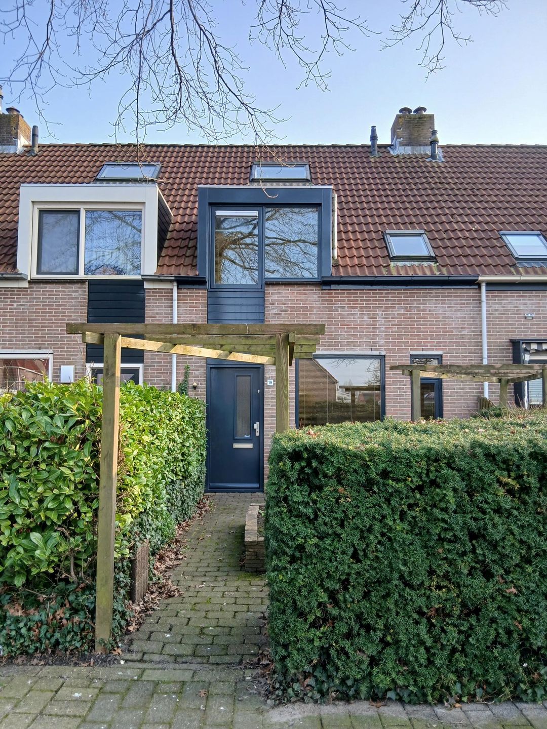 Ruime tussenwoning met vier slaapkamers en vrij uitzicht in Zwaag