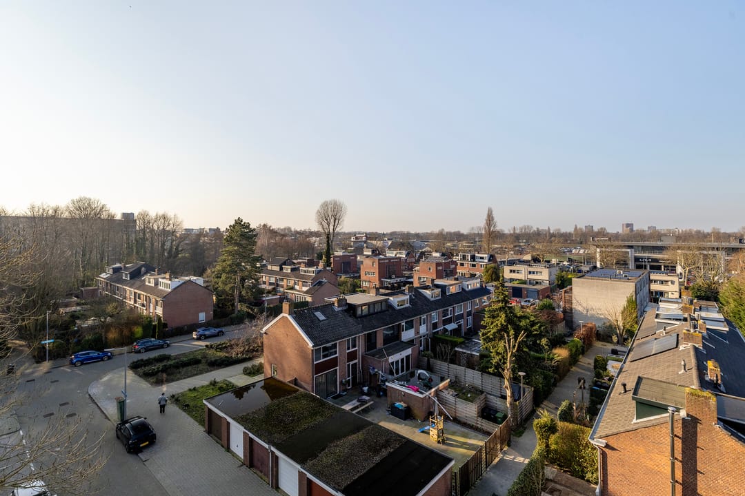 Spacious 3-room apartment with two balconies in Het Lage Land — 26