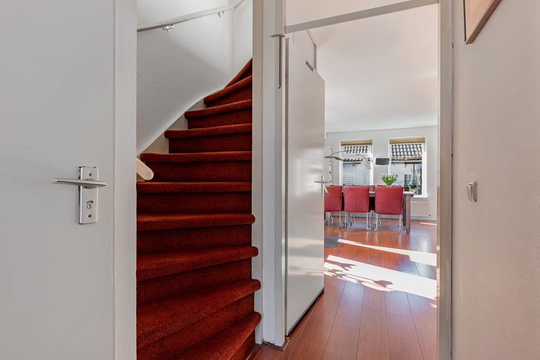 Spacious corner house with 4 bedrooms and free view of greenery and water — 8