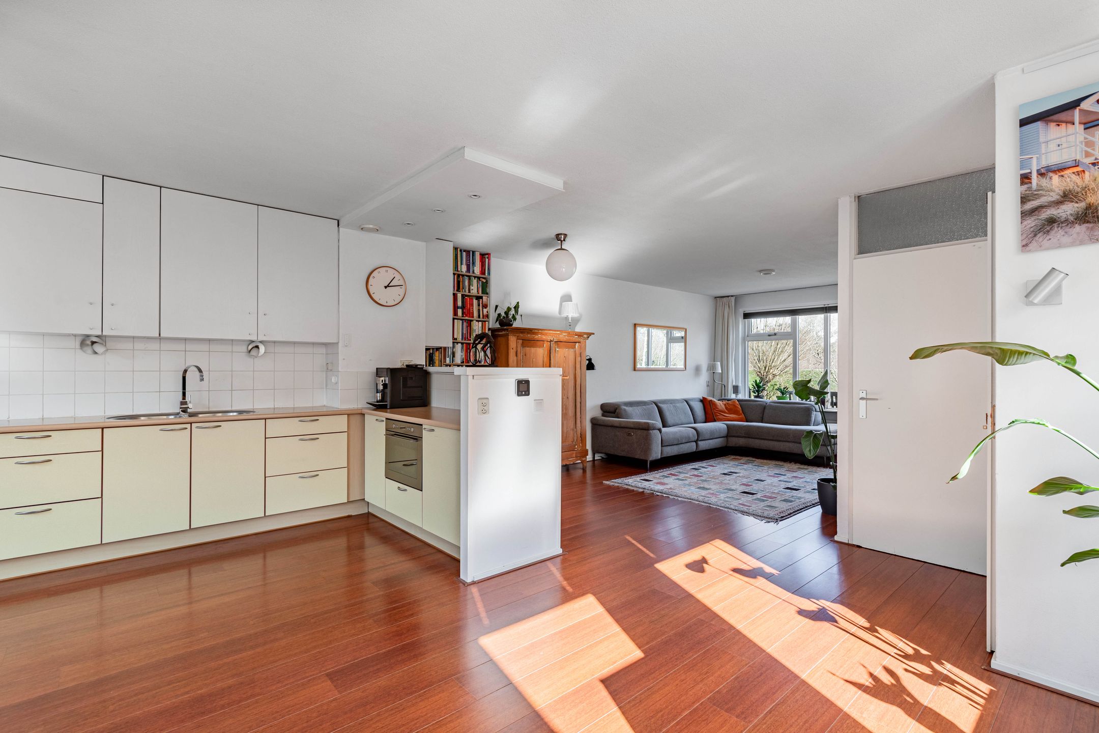 Spacious corner house with 4 bedrooms and free view of greenery and water — 9
