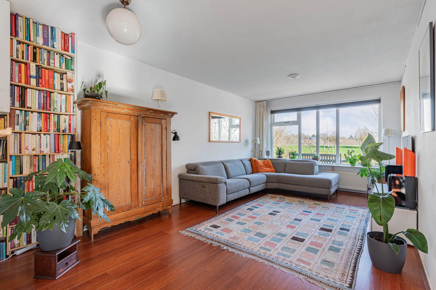 Spacious corner house with 4 bedrooms and free view of greenery and water — 10