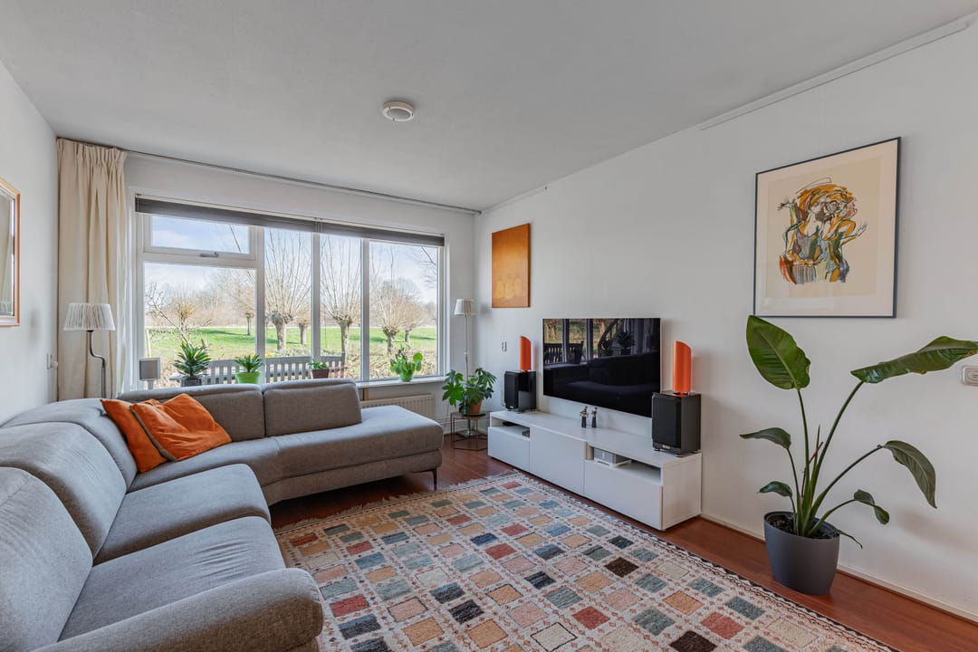 Spacious corner house with 4 bedrooms and free view of greenery and water — 11