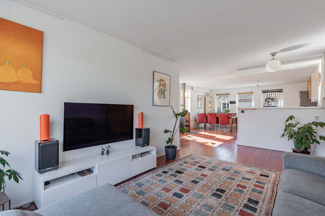 Spacious corner house with 4 bedrooms and free view of greenery and water — 12