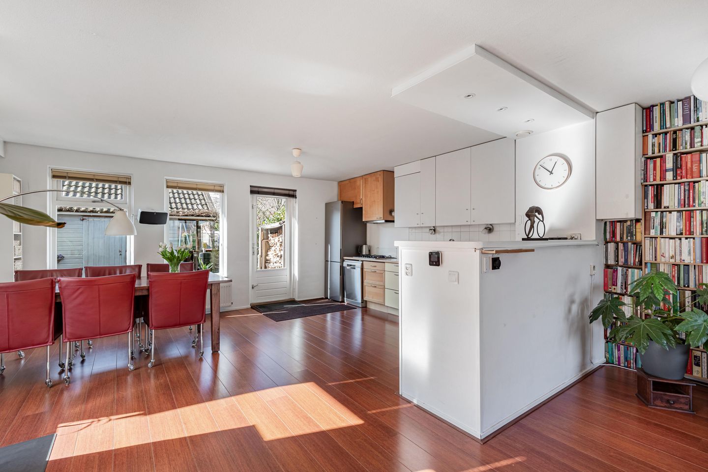 Spacious corner house with 4 bedrooms and free view of greenery and water — 13