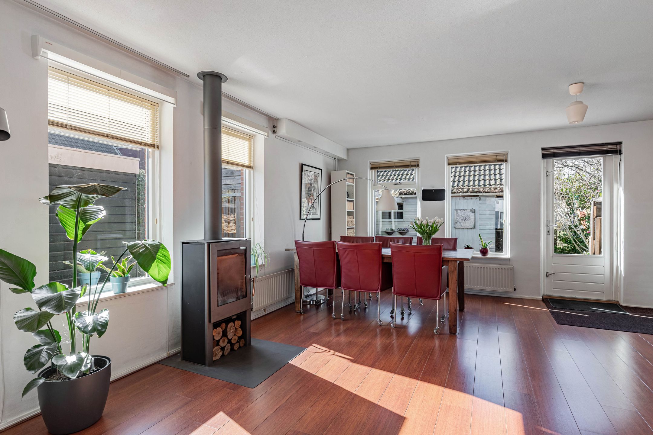 Spacious corner house with 4 bedrooms and free view of greenery and water — 14