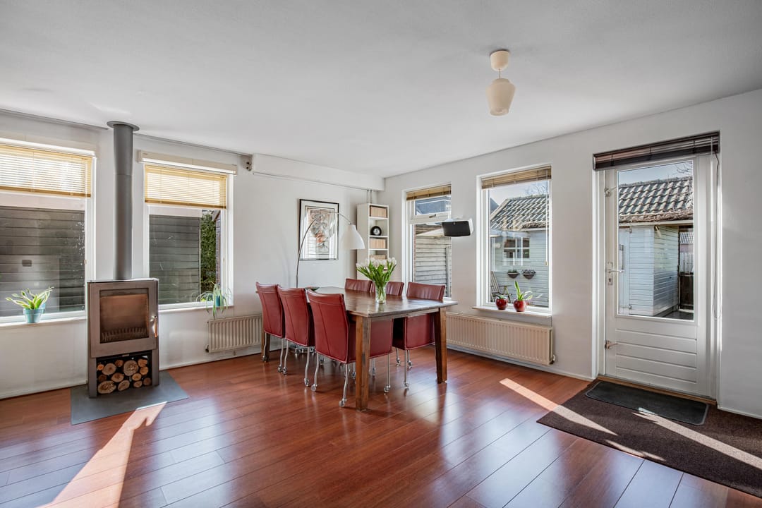 Spacious corner house with 4 bedrooms and free view of greenery and water — 15