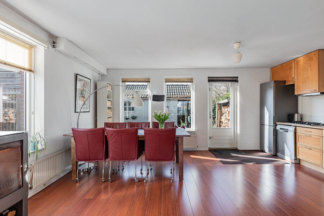 Spacious corner house with 4 bedrooms and free view of greenery and water — 16