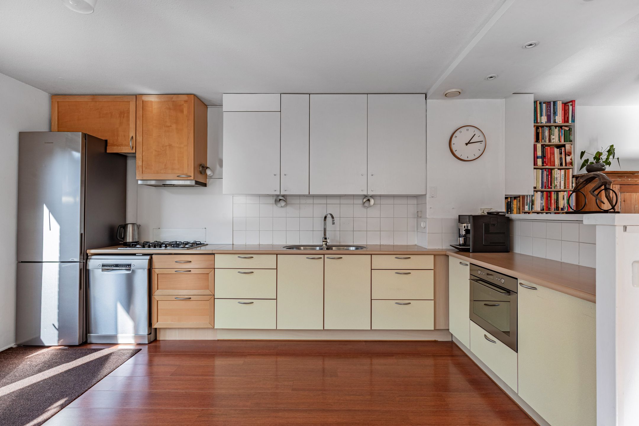 Spacious corner house with 4 bedrooms and free view of greenery and water — 17
