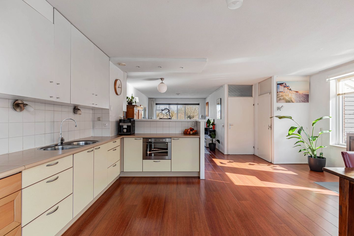 Spacious corner house with 4 bedrooms and free view of greenery and water — 18