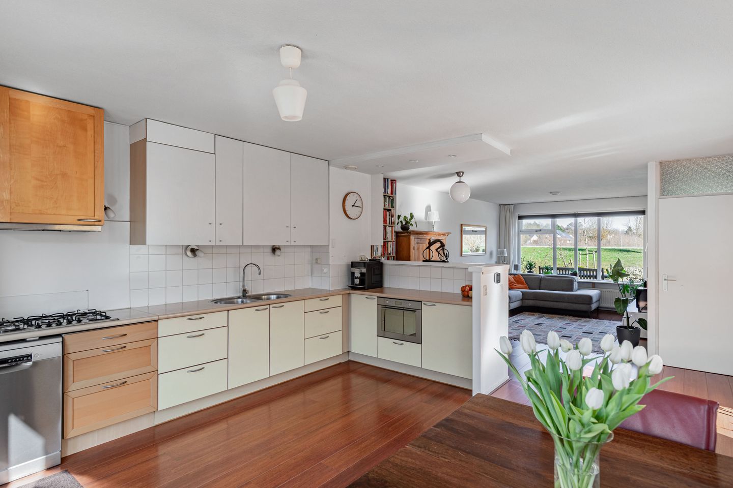 Spacious corner house with 4 bedrooms and free view of greenery and water — 19