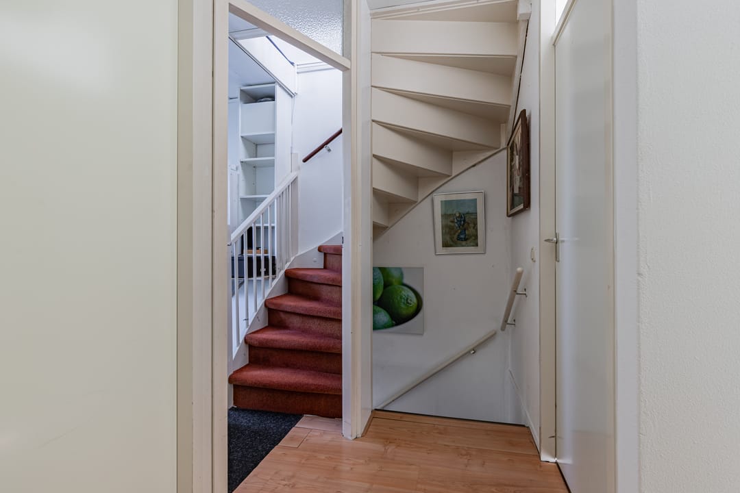 Spacious corner house with 4 bedrooms and free view of greenery and water — 22