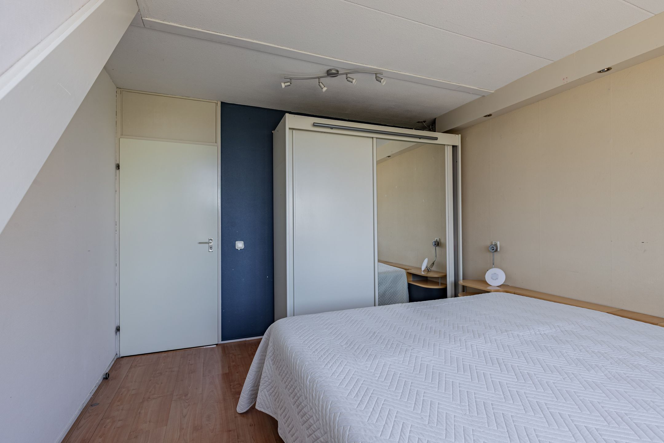 Spacious corner house with 4 bedrooms and free view of greenery and water — 23
