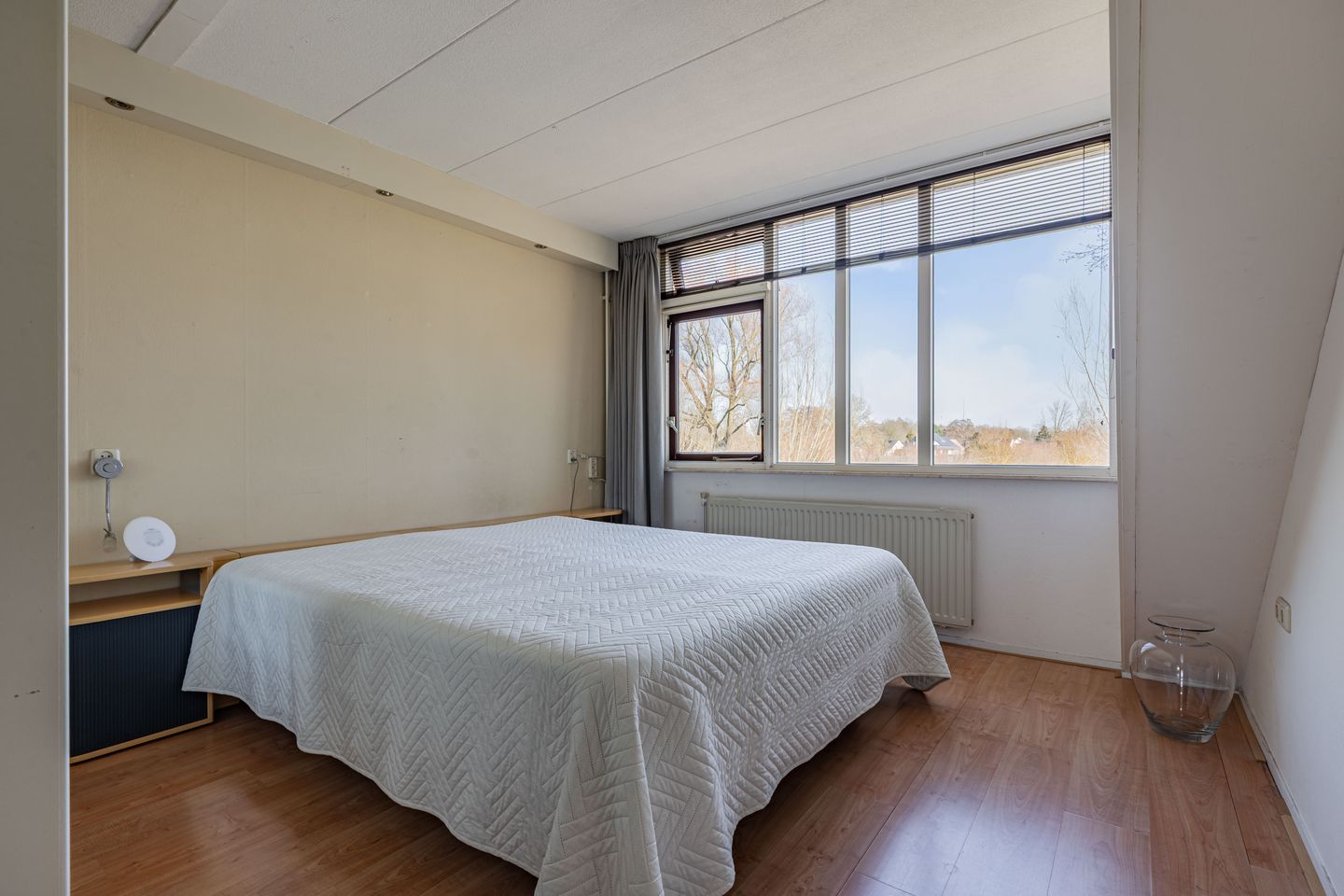 Spacious corner house with 4 bedrooms and free view of greenery and water — 24
