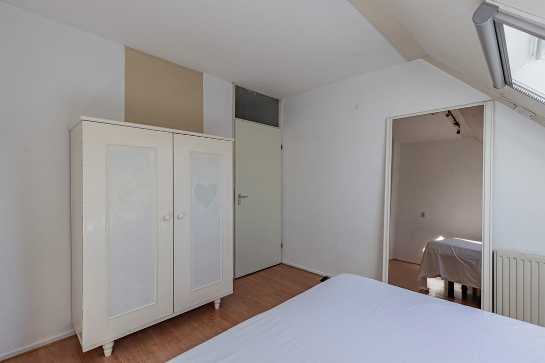 Spacious corner house with 4 bedrooms and free view of greenery and water — 27