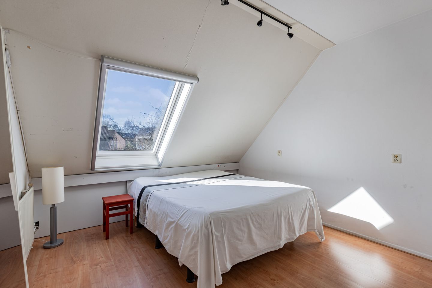 Spacious corner house with 4 bedrooms and free view of greenery and water — 28
