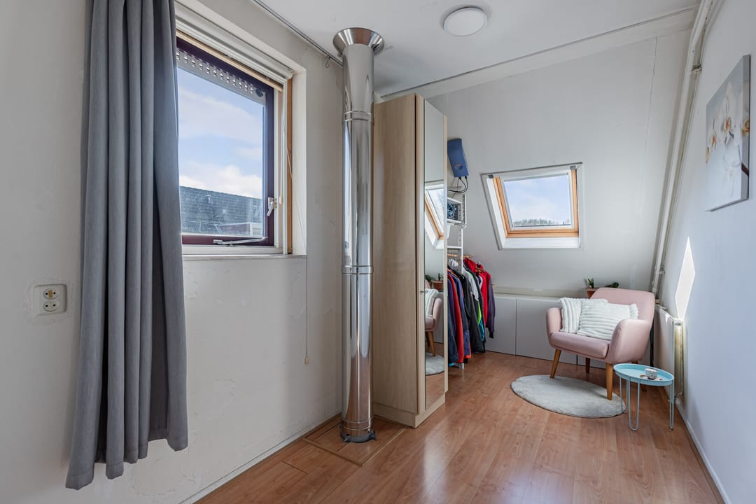 Spacious corner house with 4 bedrooms and free view of greenery and water — 30