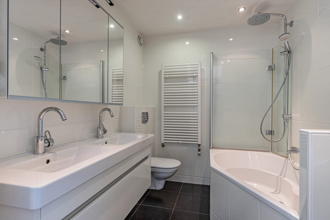 Spacious corner house with 4 bedrooms and free view of greenery and water — 25