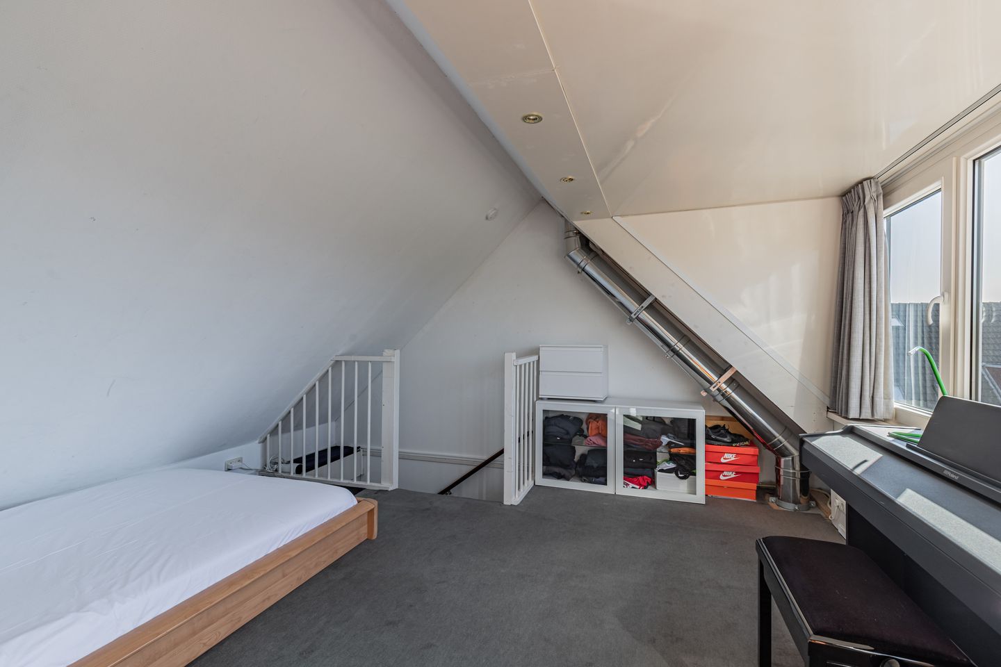 Spacious corner house with 4 bedrooms and free view of greenery and water — 32
