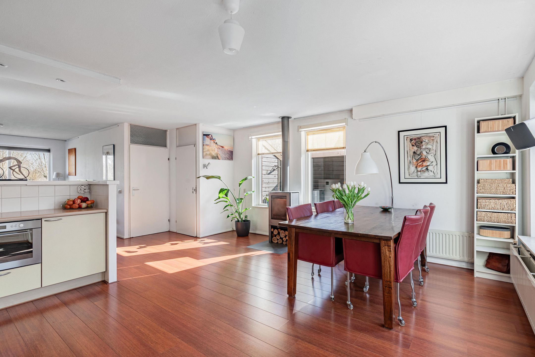 Spacious corner house with 4 bedrooms and free view of greenery and water — 20