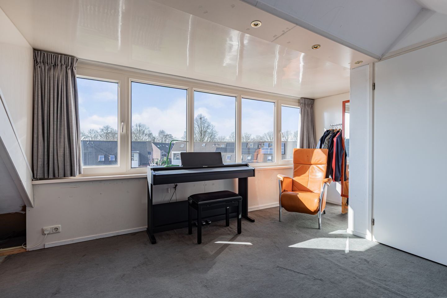 Spacious corner house with 4 bedrooms and free view of greenery and water — 33