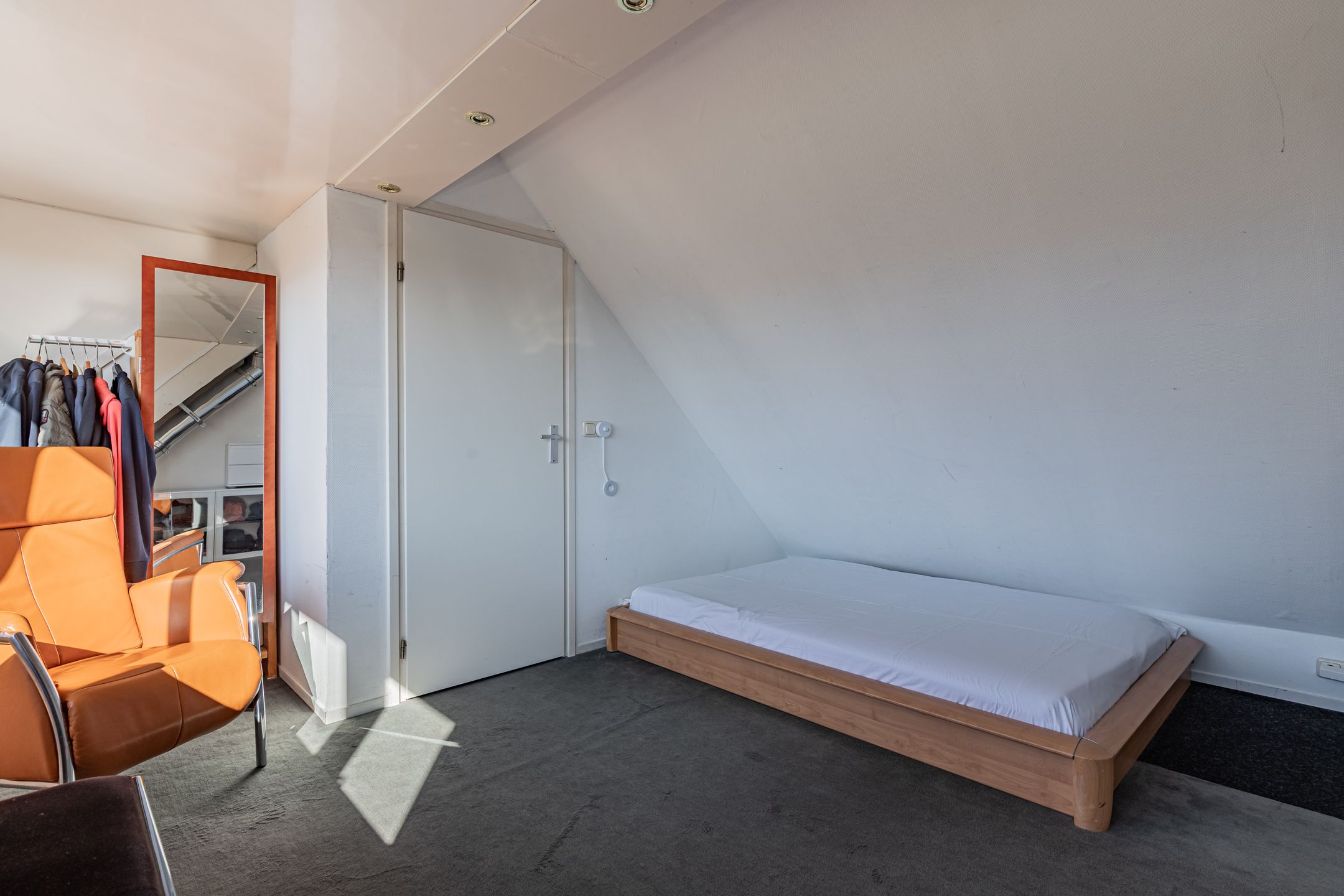 Spacious corner house with 4 bedrooms and free view of greenery and water — 34