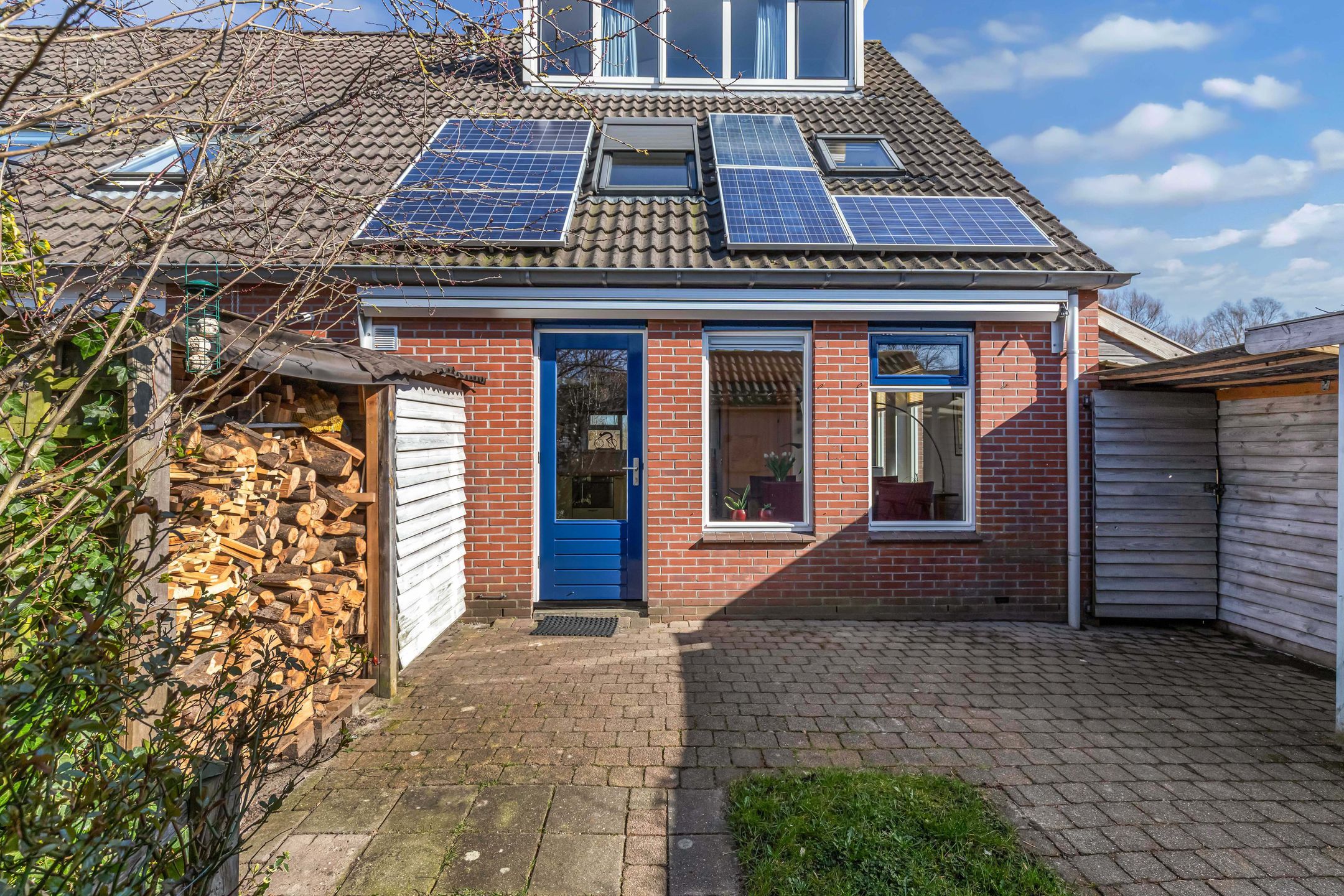 Spacious corner house with 4 bedrooms and free view of greenery and water — 37