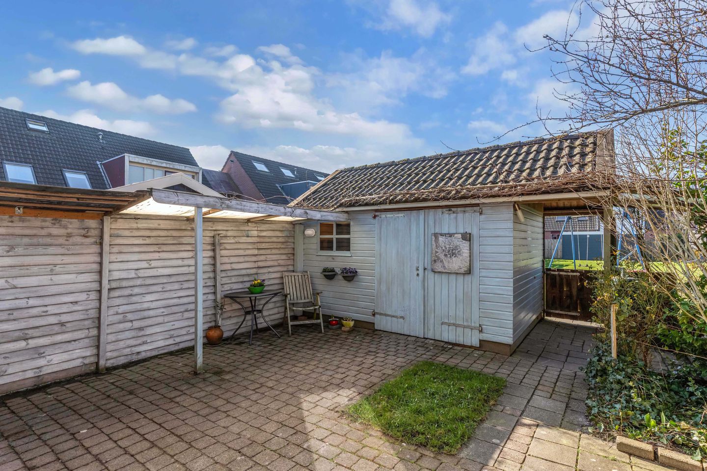 Spacious corner house with 4 bedrooms and free view of greenery and water — 38