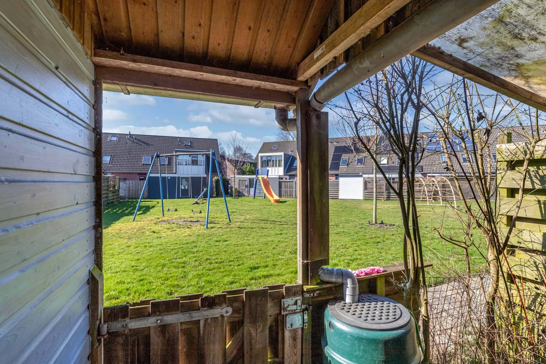 Spacious corner house with 4 bedrooms and free view of greenery and water — 39