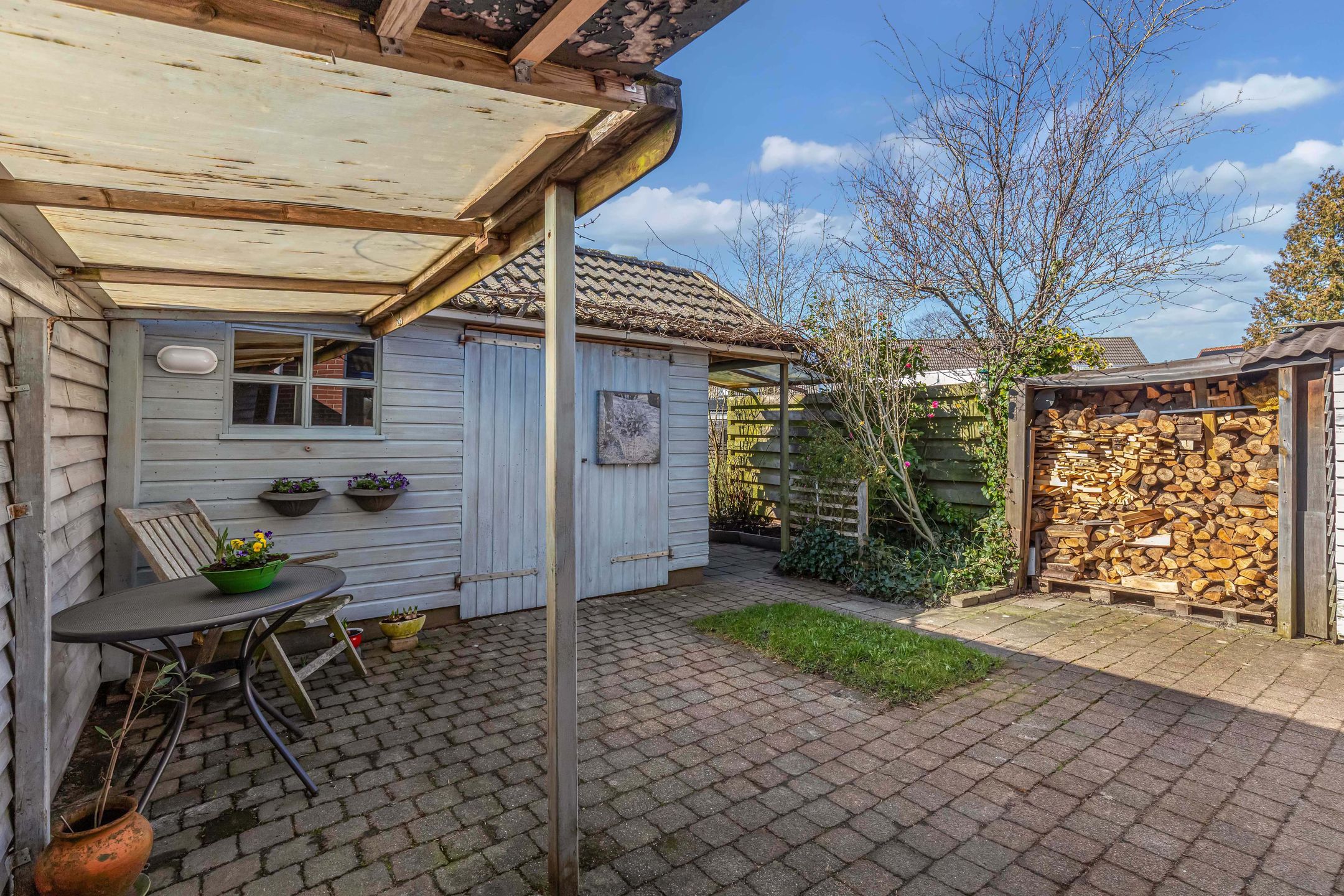 Spacious corner house with 4 bedrooms and free view of greenery and water — 40