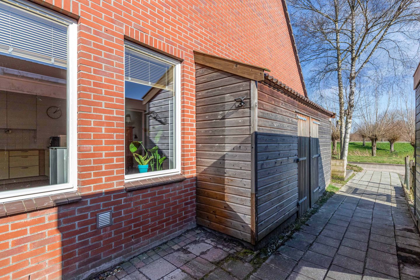 Spacious corner house with 4 bedrooms and free view of greenery and water — 42
