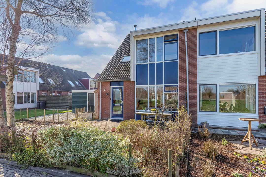 Spacious corner house with 4 bedrooms and free view of greenery and water — 44