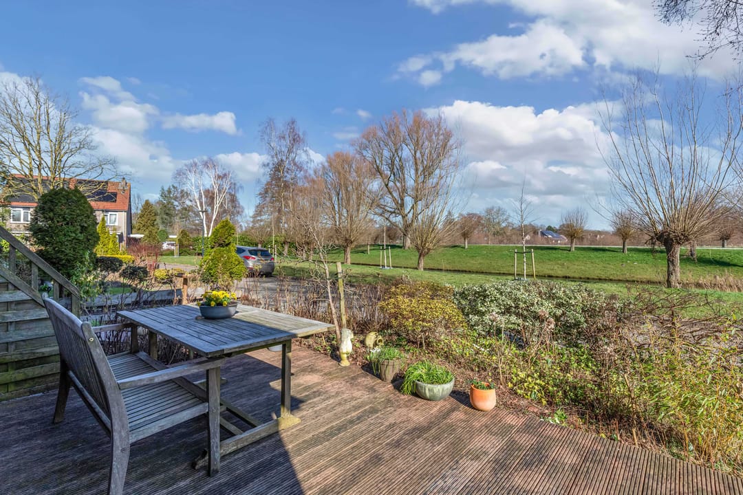 Spacious corner house with 4 bedrooms and free view of greenery and water — 45