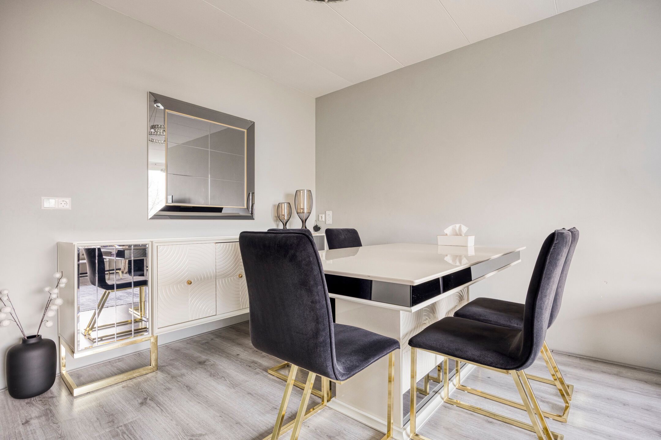 Spacious 4-Bedroom Apartment with Modern Renovations and Panoramic Views in Schiedam — 12