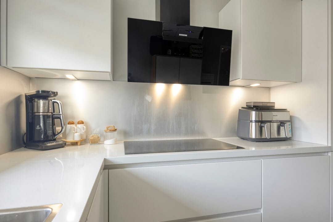 Spacious 4-Bedroom Apartment with Modern Renovations and Panoramic Views in Schiedam — 13