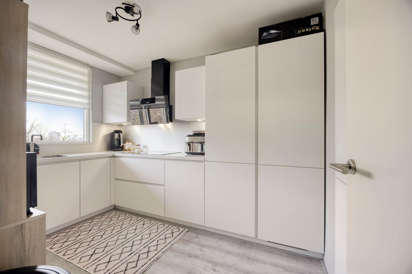 Spacious 4-Bedroom Apartment with Modern Renovations and Panoramic Views in Schiedam — 14