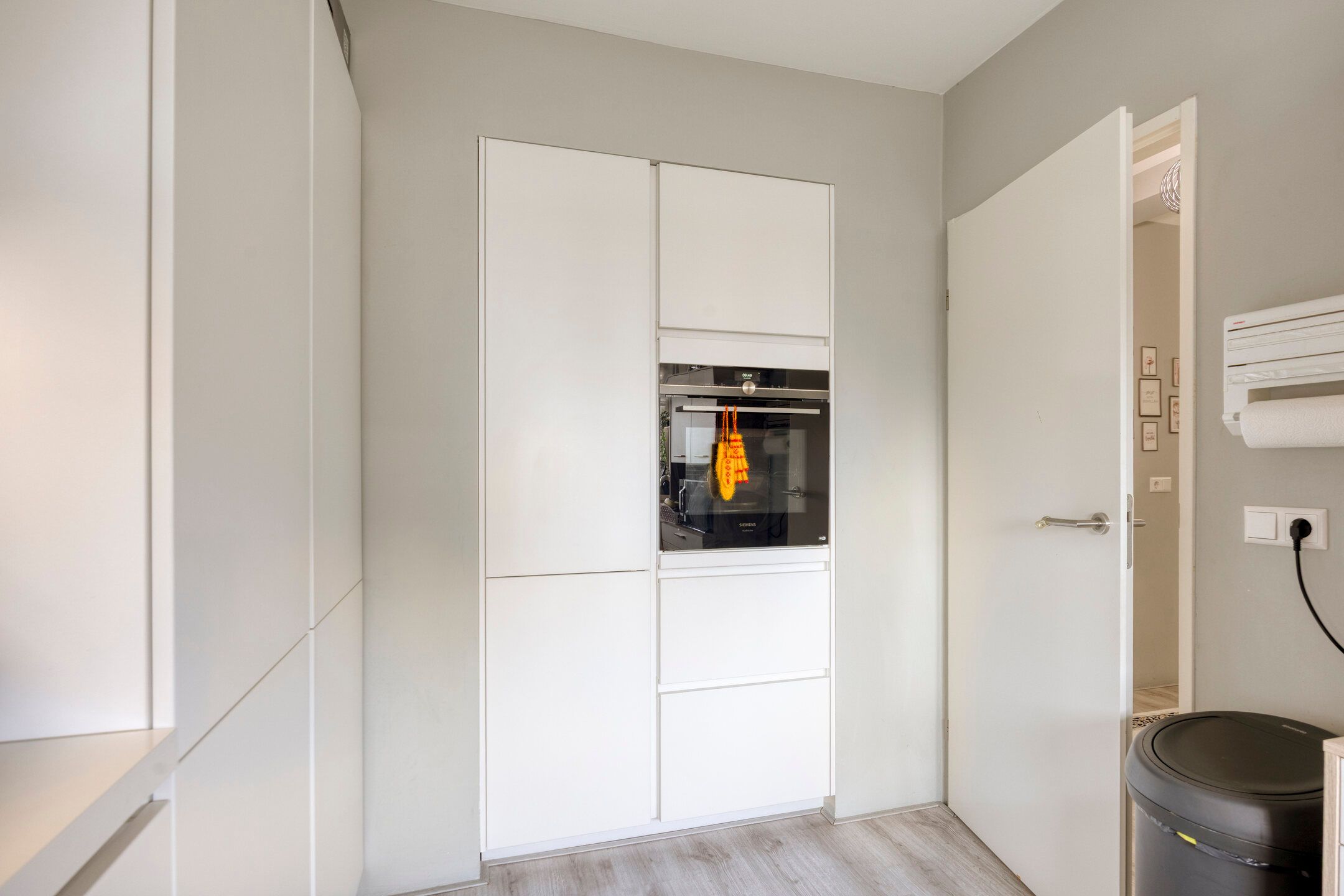 Spacious 4-Bedroom Apartment with Modern Renovations and Panoramic Views in Schiedam — 15