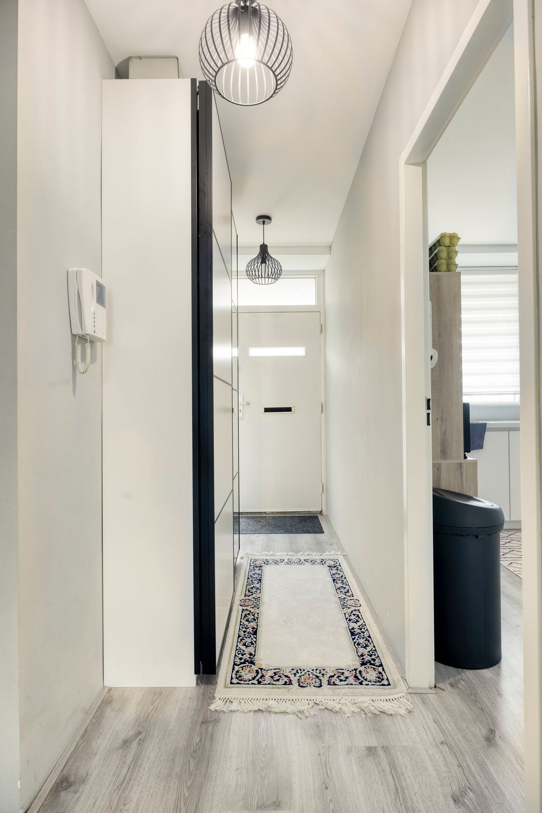 Spacious 4-Bedroom Apartment with Modern Renovations and Panoramic Views in Schiedam — 16