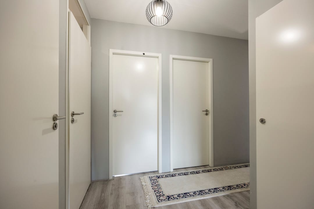 Spacious 4-Bedroom Apartment with Modern Renovations and Panoramic Views in Schiedam — 17