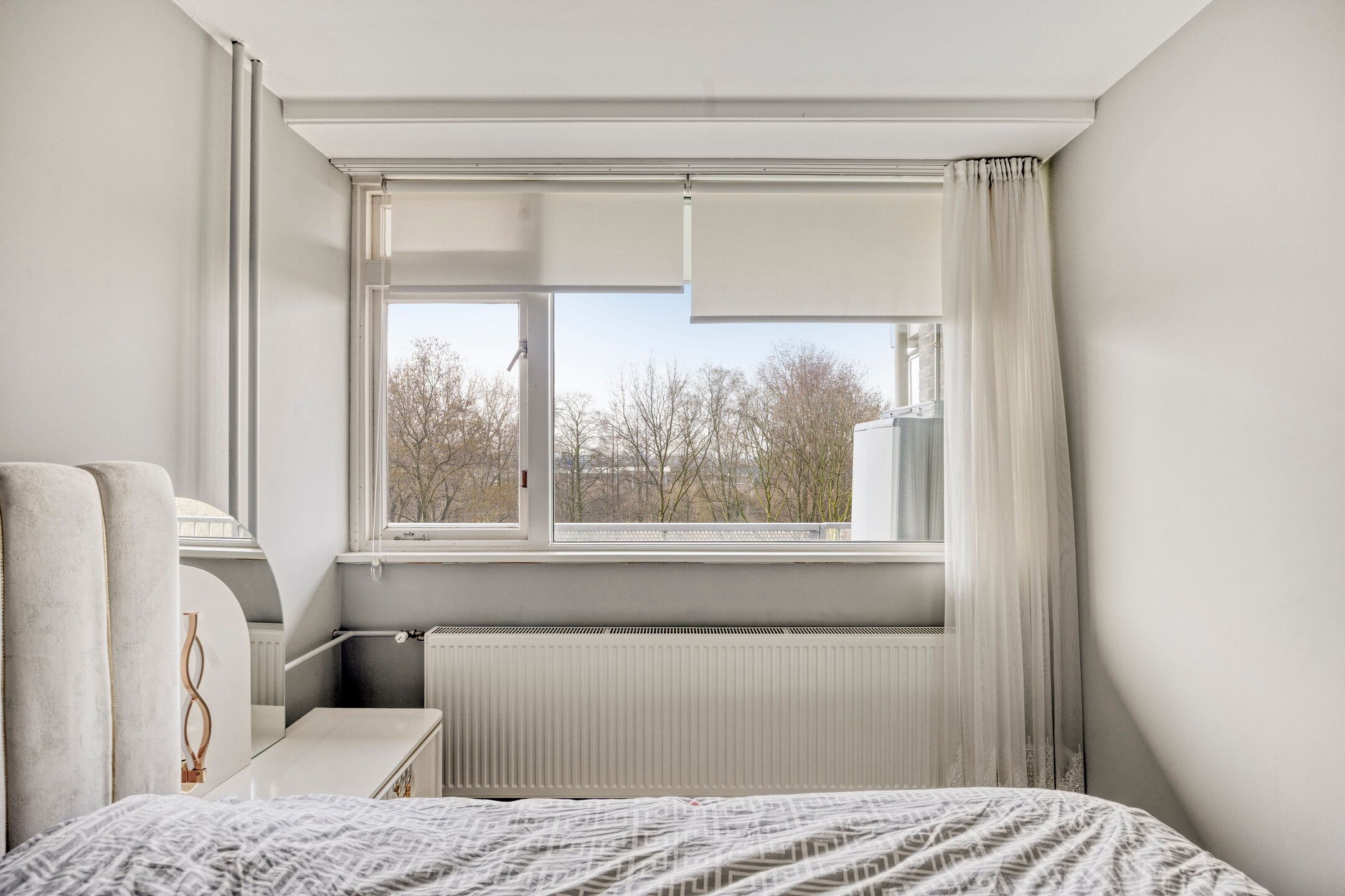 Spacious 4-Bedroom Apartment with Modern Renovations and Panoramic Views in Schiedam — 18